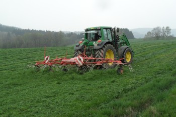 Wenden des Grases zum Antrocknen