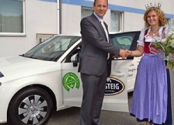 Übergabe des Milchkönigin-Autos durch Goldsteig-Geschäftsführer Andreas Kraus 2013